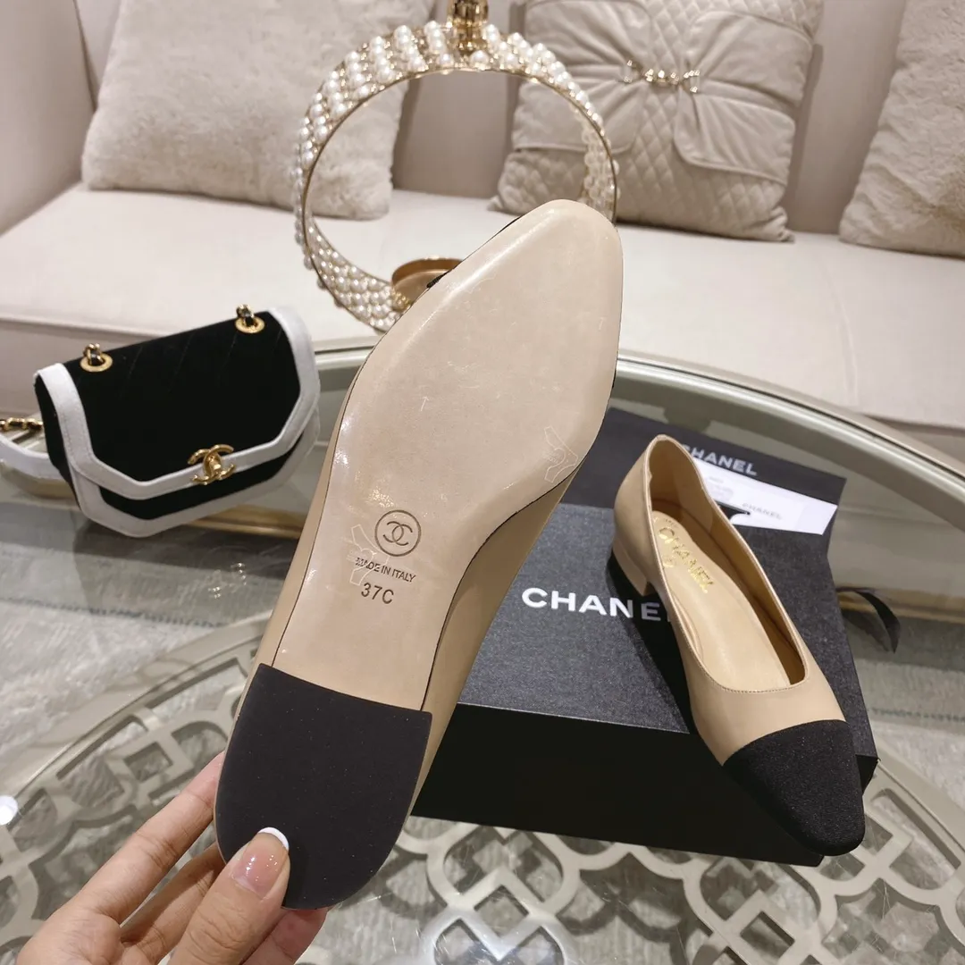 👟👟Ex-factory price 440👟👟 Chanel - Spring and summer classic color-blocked thick heel single shoes ⚠ Fashionable catwalk style ❤ Mixed splicing colors, empty toe style on the inside, 2.5cm thick heel with small logo embellishment, a fashionable interpretation! How to match the series to look good! Original customized wood-colored genuine leather outsole, imported sheepskin surface, goatskin lining for feet... 34-40 regular size (41.42.43 custom-made, non-returnable) 🎁Latest full set of packaging at the counter